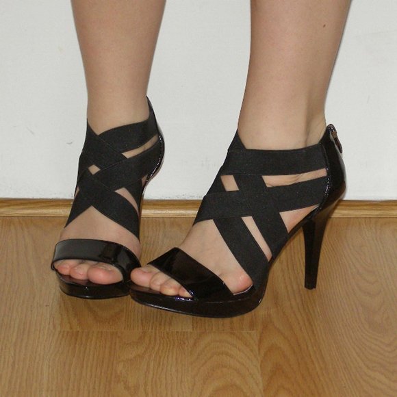 Size 8 BCBG Paris Black Patent leather Heels - Picture 1 of 10
